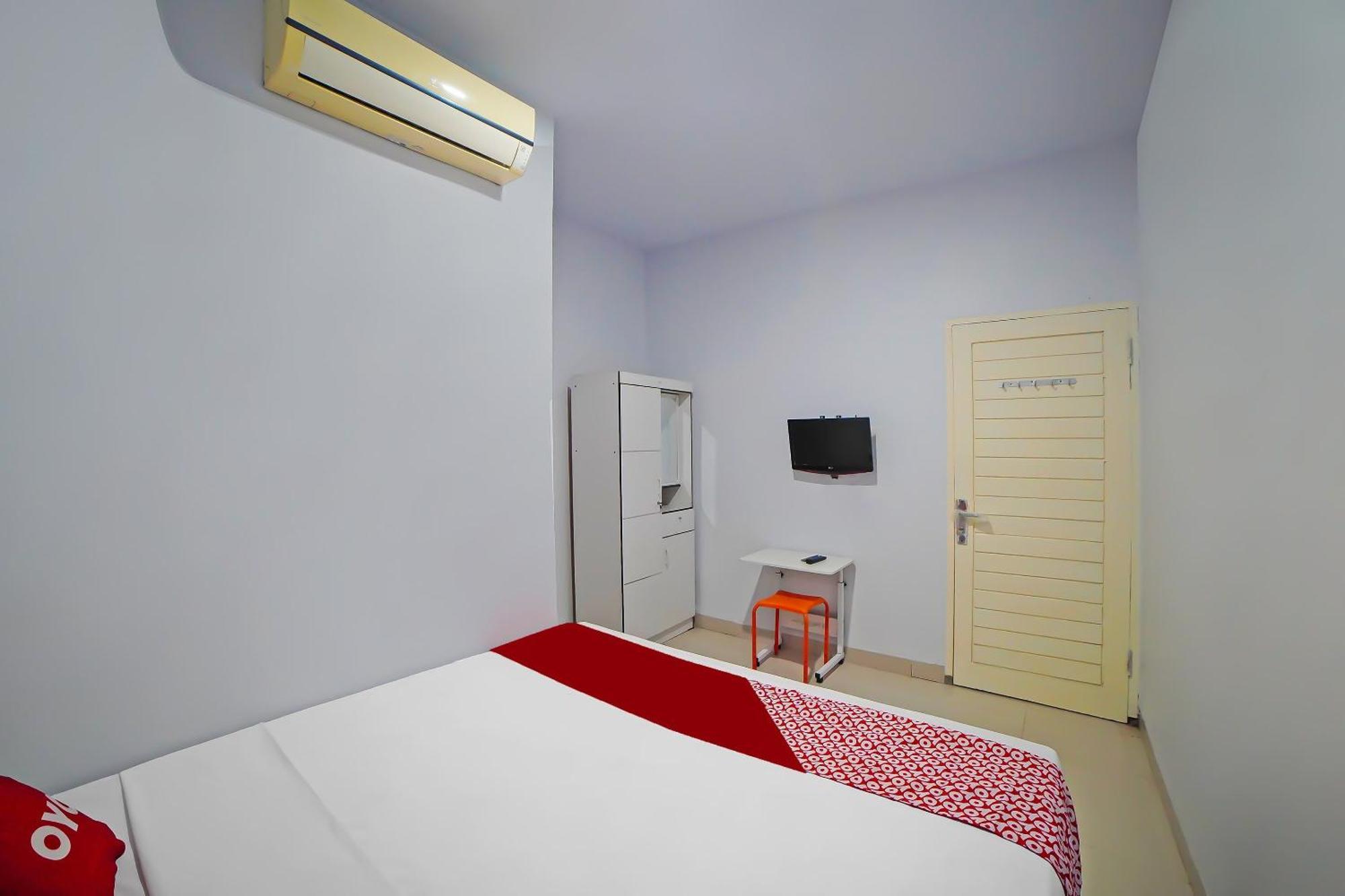 Oyo 92342 Hotel Batik Traveller Medan Exterior photo