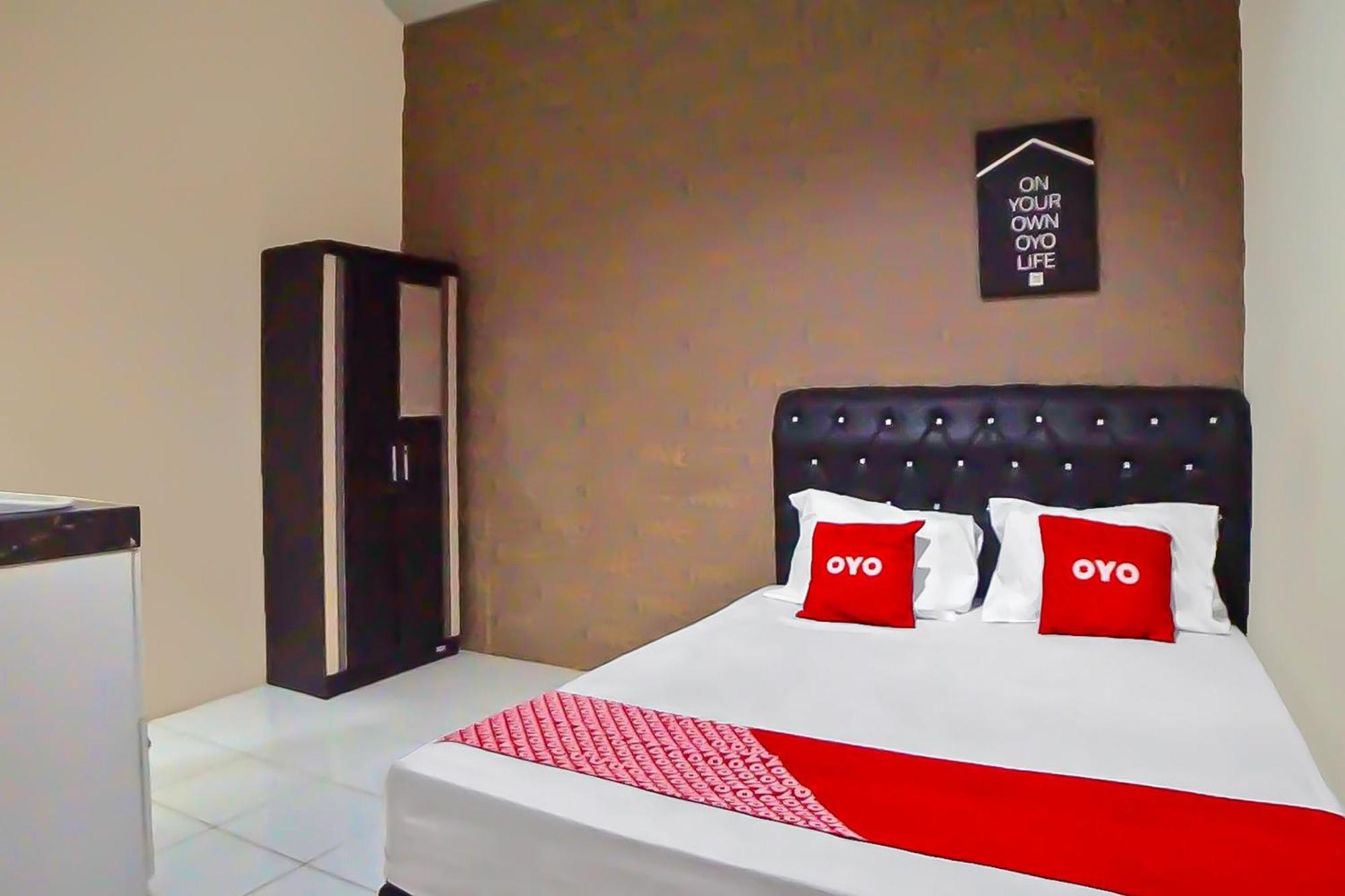 Oyo 92342 Hotel Batik Traveller Medan Exterior photo